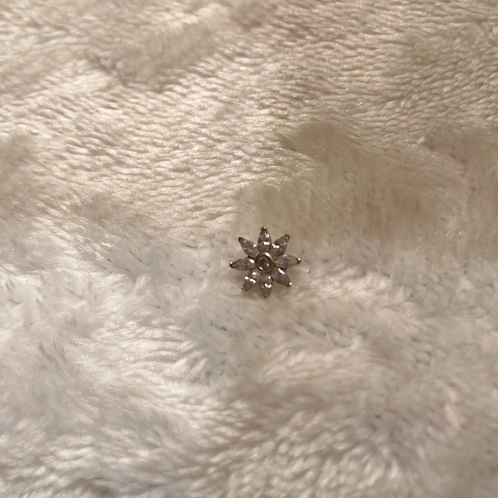 Solid 14k gold Flower Cz threadless top